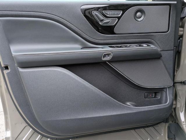 Photo of 2025 Harbor Gray Metallic Lincoln Aviator