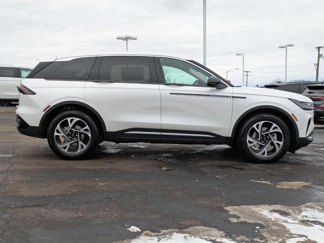 Photo of 2025 White Platinum Tri-Coat Metallic Lincoln Nautilus