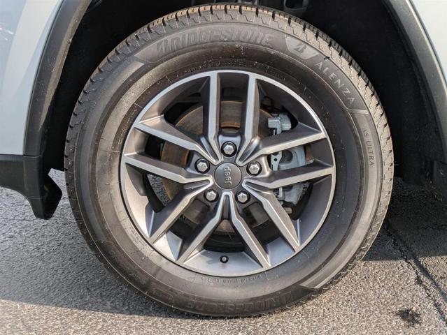 Photo of 2020 Bright White Clearcoat Jeep Grand Cherokee