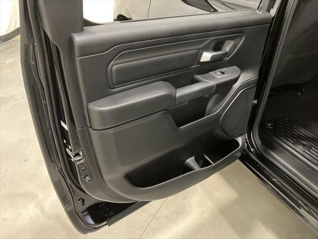Photo of 2025 Diamond Black Crystal Pearlcoat RAM 1500