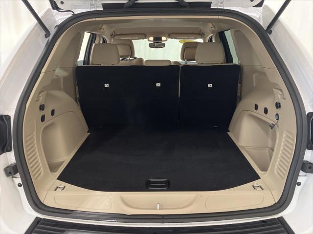Photo of 2022 Bright White Clearcoat Jeep Grand Cherokee