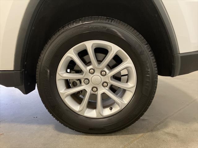 Photo of 2022 Bright White Clearcoat Jeep Grand Cherokee