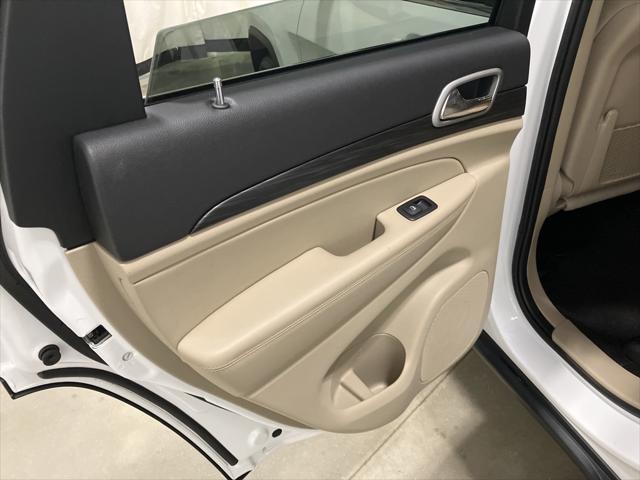 Photo of 2022 Bright White Clearcoat Jeep Grand Cherokee