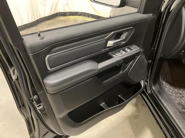 Photo of 2026 Diamond Black Crystal Pearlcoat RAM 1500