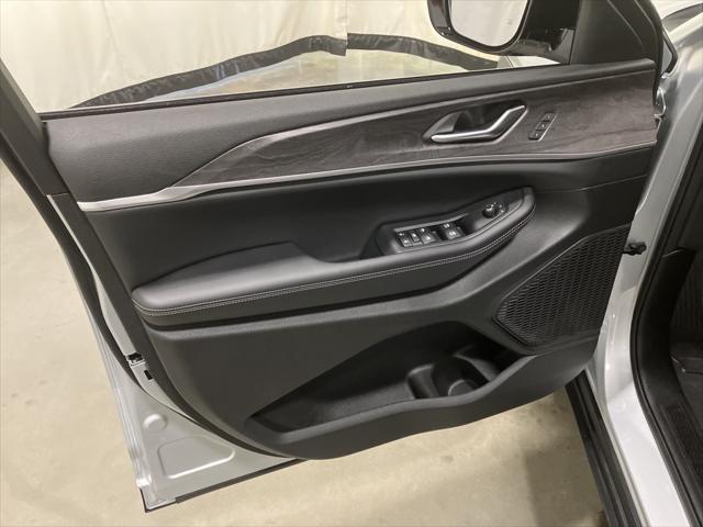 Photo of 2025 Silver Zynith Jeep Grand Cherokee L