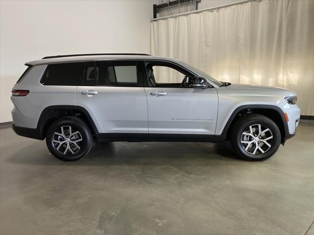 Photo of 2025 Silver Zynith Jeep Grand Cherokee L