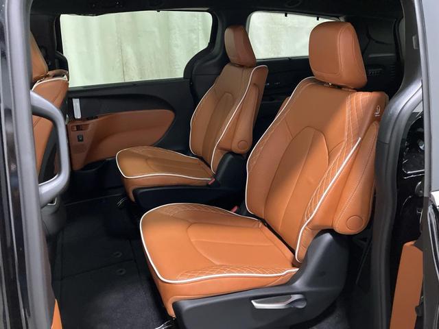 Photo of 2026 Diamond Black Crystal Pearlcoat Chrysler Pacifica