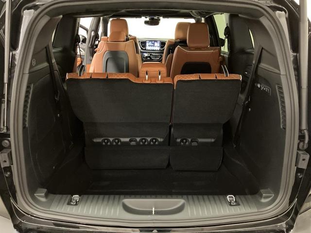 Photo of 2026 Diamond Black Crystal Pearlcoat Chrysler Pacifica