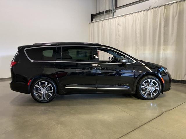 Photo of 2026 Diamond Black Crystal Pearlcoat Chrysler Pacifica