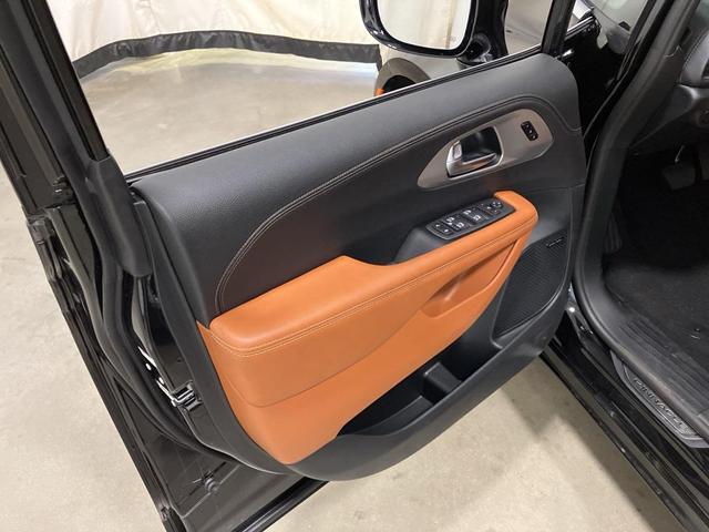 Photo of 2026 Diamond Black Crystal Pearlcoat Chrysler Pacifica
