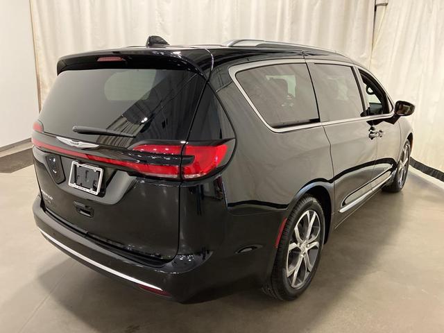 Photo of 2026 Diamond Black Crystal Pearlcoat Chrysler Pacifica