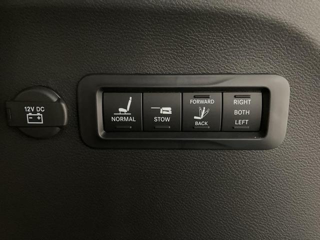 Photo of 2026 Diamond Black Crystal Pearlcoat Chrysler Pacifica
