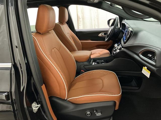 Photo of 2026 Diamond Black Crystal Pearlcoat Chrysler Pacifica