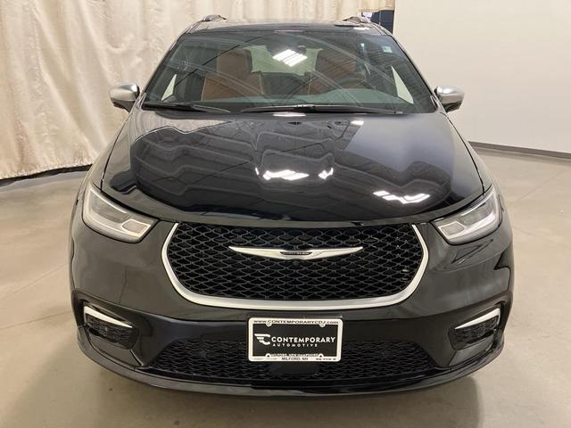 Photo of 2026 Diamond Black Crystal Pearlcoat Chrysler Pacifica