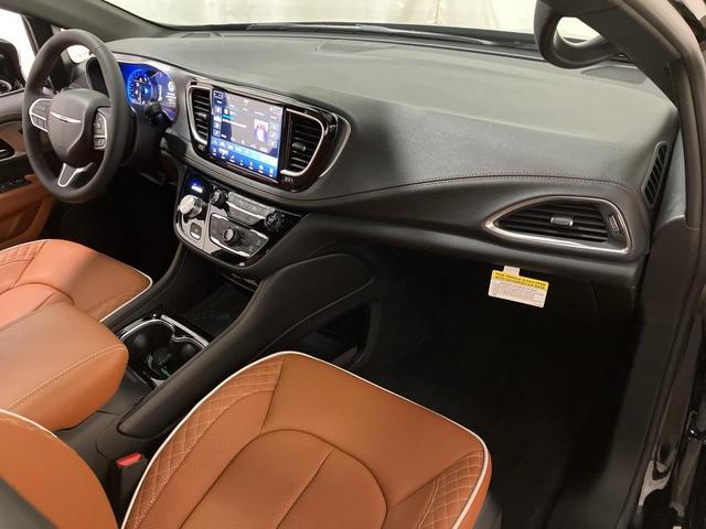 Photo of 2026 Diamond Black Crystal Pearlcoat Chrysler Pacifica