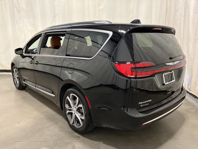 Photo of 2026 Diamond Black Crystal Pearlcoat Chrysler Pacifica