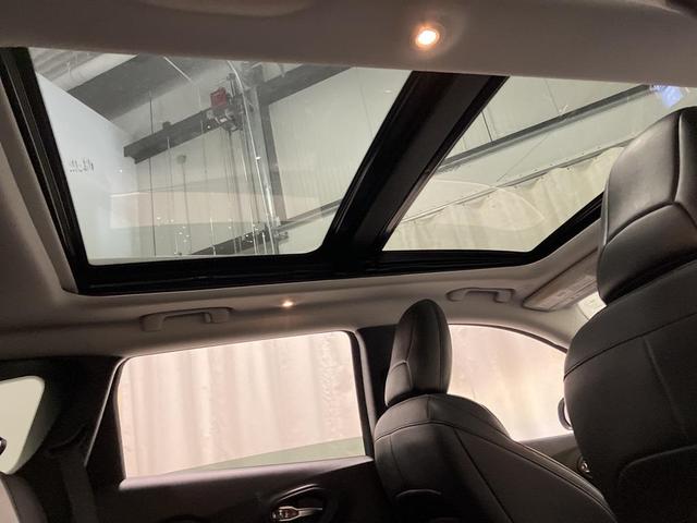 Photo of 2021 Bright White Clearcoat Jeep Cherokee
