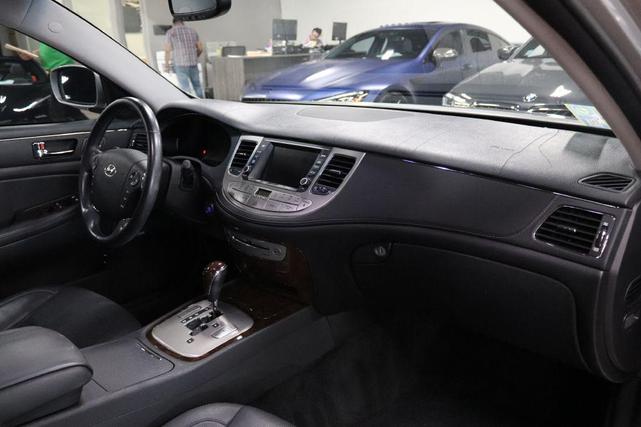 Photo of 2010 Platinum Metallic Hyundai Genesis