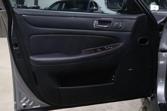 Photo of 2010 Platinum Metallic Hyundai Genesis