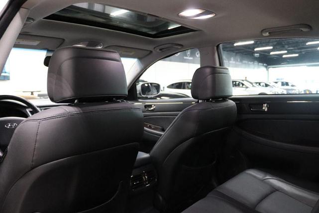 Photo of 2010 Platinum Metallic Hyundai Genesis