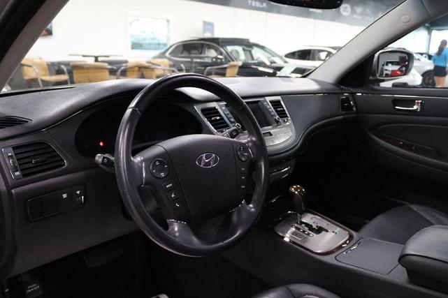 Photo of 2010 Platinum Metallic Hyundai Genesis