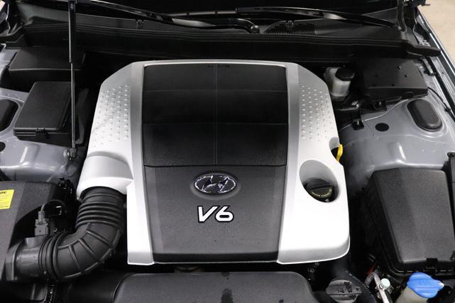 Photo of 2010 Platinum Metallic Hyundai Genesis