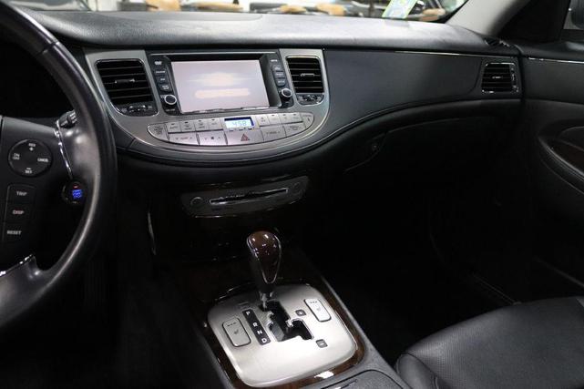 Photo of 2010 Platinum Metallic Hyundai Genesis
