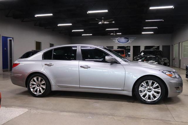 Photo of 2010 Platinum Metallic Hyundai Genesis