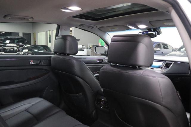 Photo of 2010 Platinum Metallic Hyundai Genesis