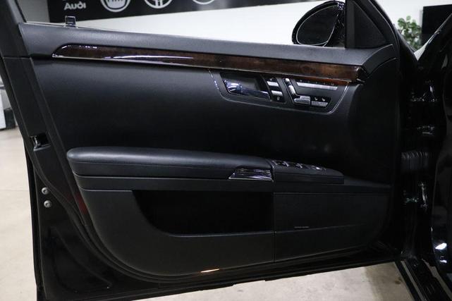 Photo of 2009 BLACK Mercedes-Benz S-Class