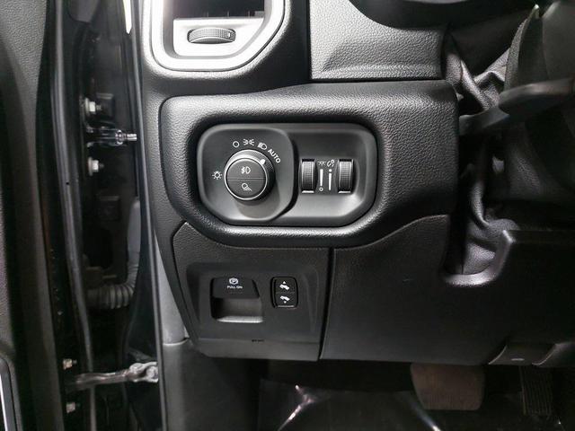 Photo of 2020 Diamond Black Crystal Pearlcoat RAM 1500