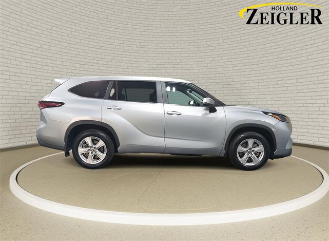 Photo of 2024 Celestial Silver Metallic Toyota Highlander
