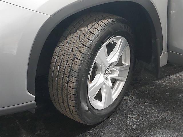 Photo of 2024 Celestial Silver Metallic Toyota Highlander