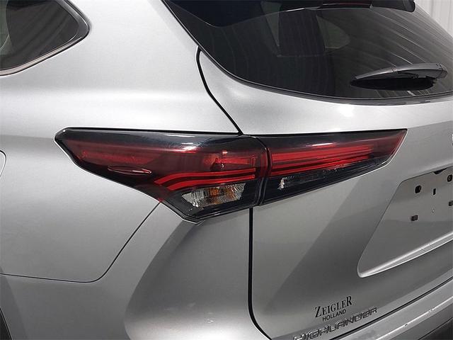 Photo of 2024 Celestial Silver Metallic Toyota Highlander