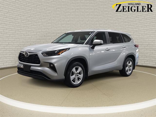 Photo of 2024 Celestial Silver Metallic Toyota Highlander