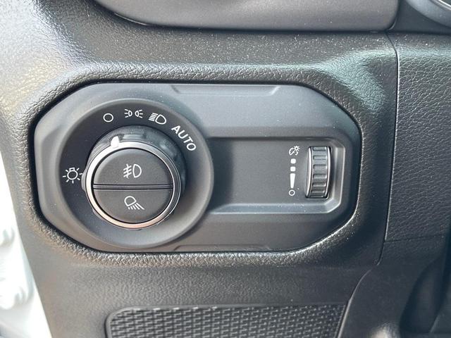 Photo of 2023 Bright White Clearcoat Jeep Gladiator