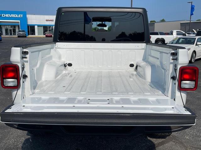 Photo of 2023 Bright White Clearcoat Jeep Gladiator
