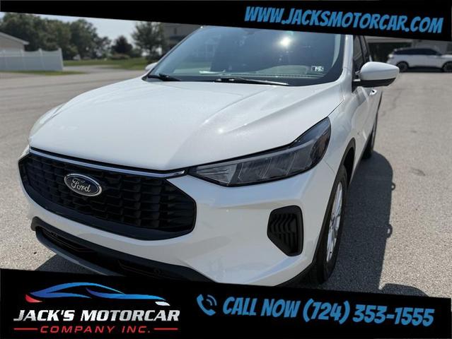 Photo of 2023 Star White Metallic Tri-Coat Ford Escape