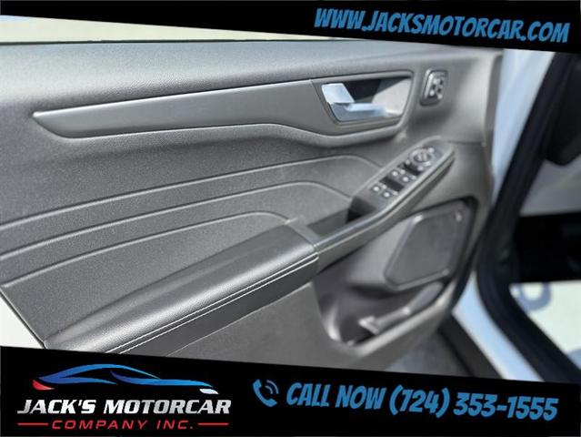 Photo of 2023 Star White Metallic Tri-Coat Ford Escape