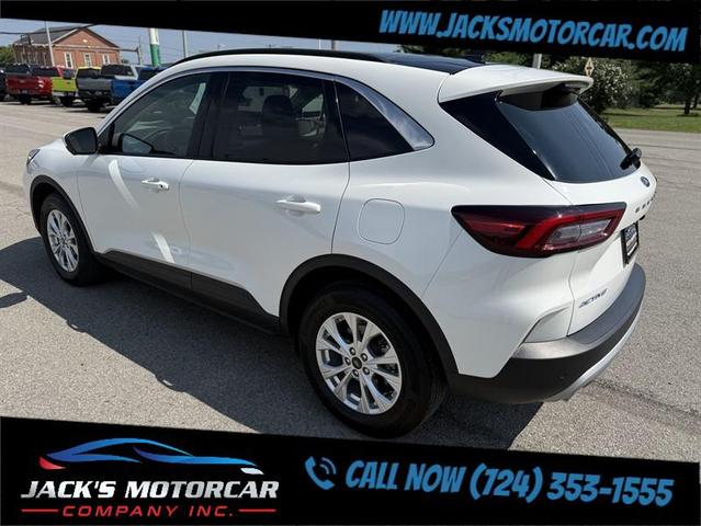 Photo of 2023 Star White Metallic Tri-Coat Ford Escape