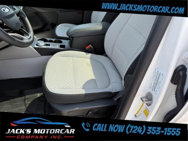 Photo of 2023 Star White Metallic Tri-Coat Ford Escape