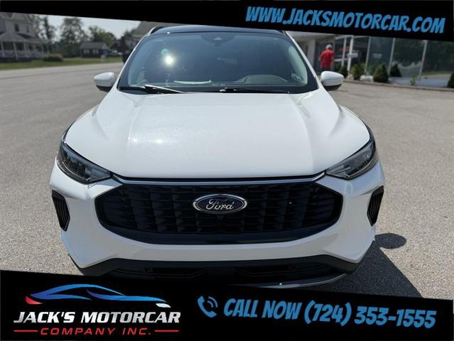 Photo of 2023 Star White Metallic Tri-Coat Ford Escape