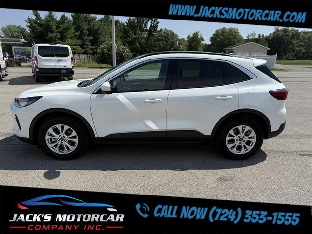 Photo of 2023 Star White Metallic Tri-Coat Ford Escape