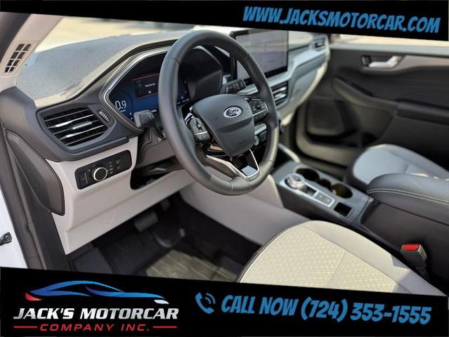 Photo of 2023 Star White Metallic Tri-Coat Ford Escape