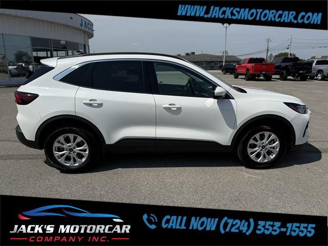 Photo of 2023 Star White Metallic Tri-Coat Ford Escape