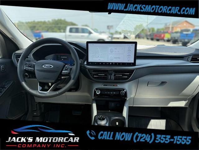 Photo of 2023 Star White Metallic Tri-Coat Ford Escape