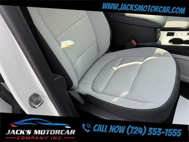 Photo of 2023 Star White Metallic Tri-Coat Ford Escape