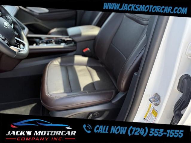 Photo of 2025 Star White Metallic Tri-Coat Ford Explorer