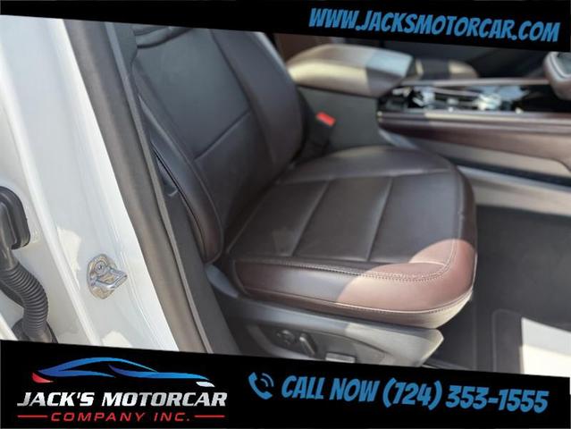 Photo of 2025 Star White Metallic Tri-Coat Ford Explorer