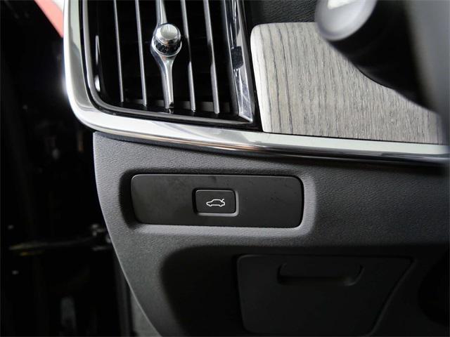 Photo of 2023 Onyx Black Metallic Volvo V90 Cross Country